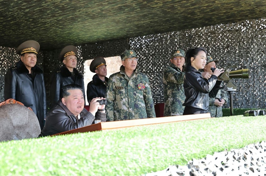 北朝鮮の金正恩（キム・ジョンウン）国務委員長と娘のジュエ氏が19日、北朝鮮軍の首都防衛軍団直轄の平壌（ピョンヤン）第60訓練基地で行われた歩兵・戦車兵分隊による協同攻撃戦術演習を双眼鏡で視察している様子。［労働新聞、ニュース1］