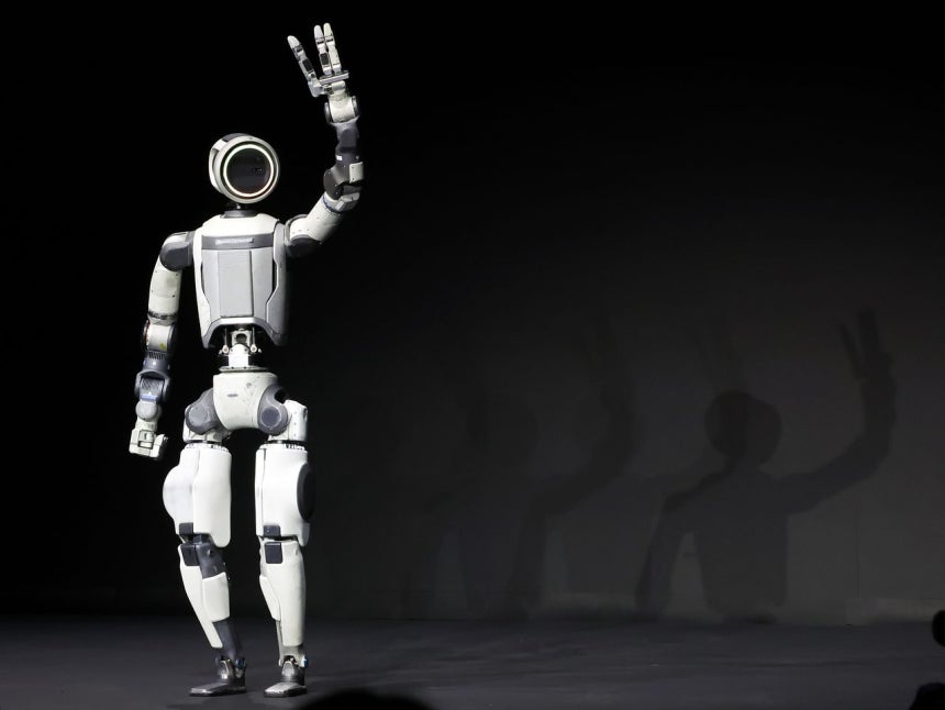 世界最大の家電・情報技術（IT）展示会「コンシューマー・エレクトロニクス・ショー（CES）2026」の開幕を翌日に控えた1月5日（現地時間）、米国ネバダ州ラスベガスのマンダレイ・ベイで開催された現代車グループのプレス・カンファレンスで、ヒューマノイドロボット「アトラス」が観客に挨拶している。ニュース1