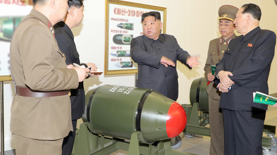 2023年3月27日、北朝鮮の金正恩（キム・ジョンウン）国務委員長が核武器兵器化事業を指導したと、労働党機関紙労働新聞が報道した。労働新聞はこの日「火山31」と命名されたとみられる新しい戦術核弾頭を公開した。 ［ニュース1］