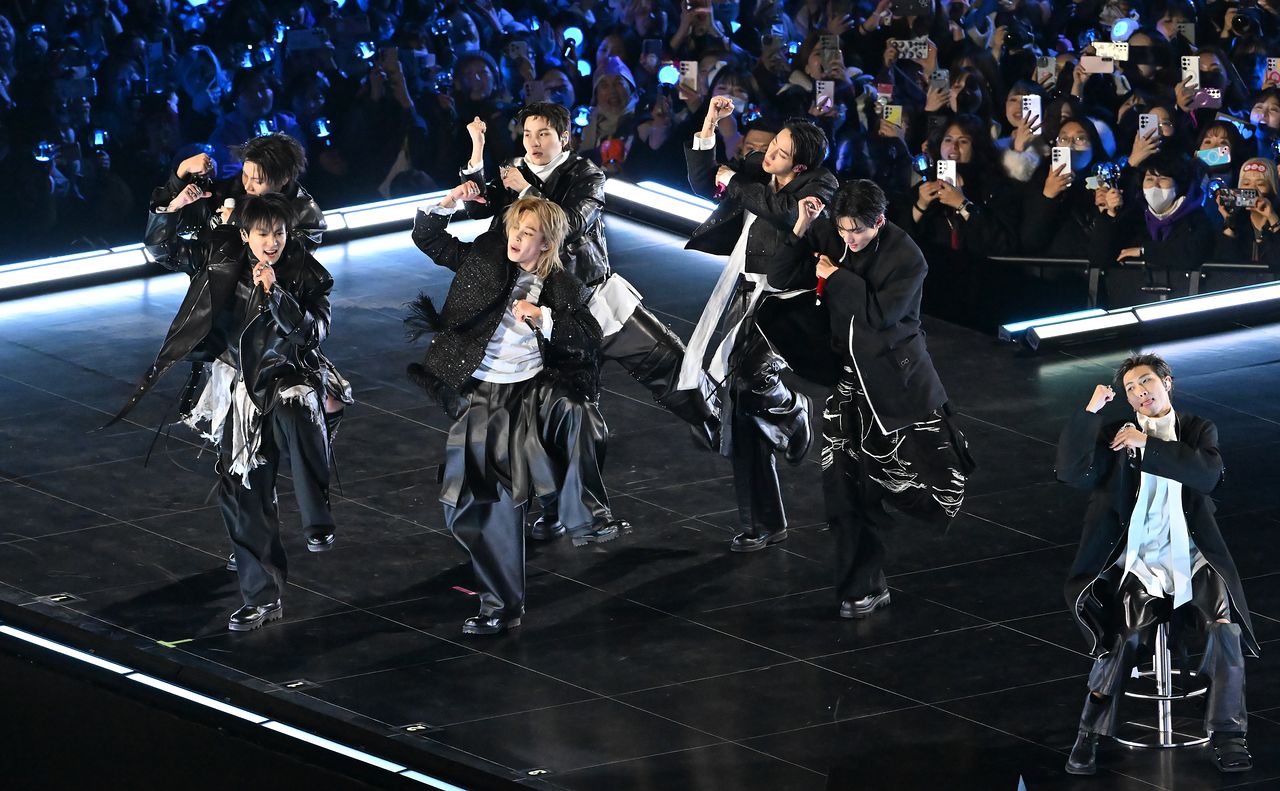   光化門（クァンファムン）広場で公演を行っているBTS。［写真　共同取材団］