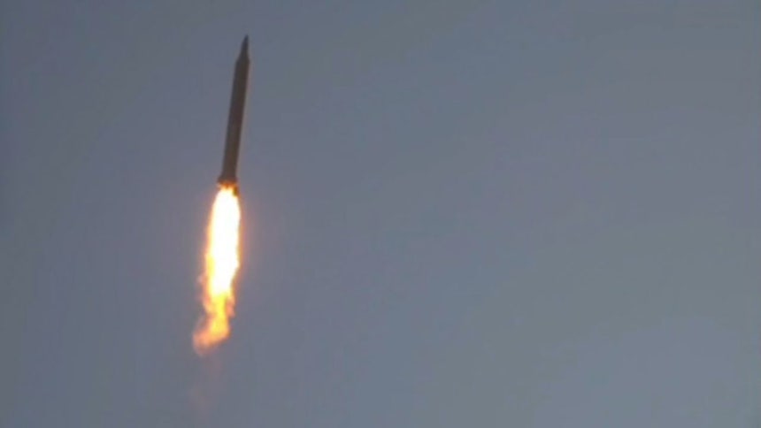 イランのイスラム革命防衛隊（IRGC）が21日（現地時間）に公開した映像のキャプチャー。IRGCはイスラエルの目標物と米海軍第5艦隊を狙った「第72次ミサイル攻撃」を実施する場面だと主張した。AFP＝聯合ニュース