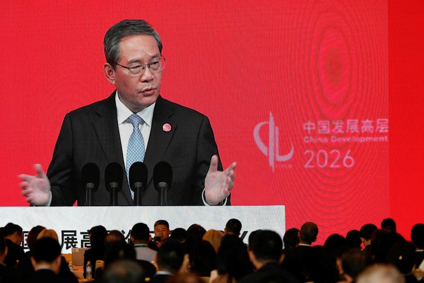 中国の李強首相が22日に北京で開かれた2026中国発展フォーラムで演説している。この日開かれた開会式にはサムスンの李在鎔会長ら97人の世界的企業オーナーが参加した。［写真 AFP］