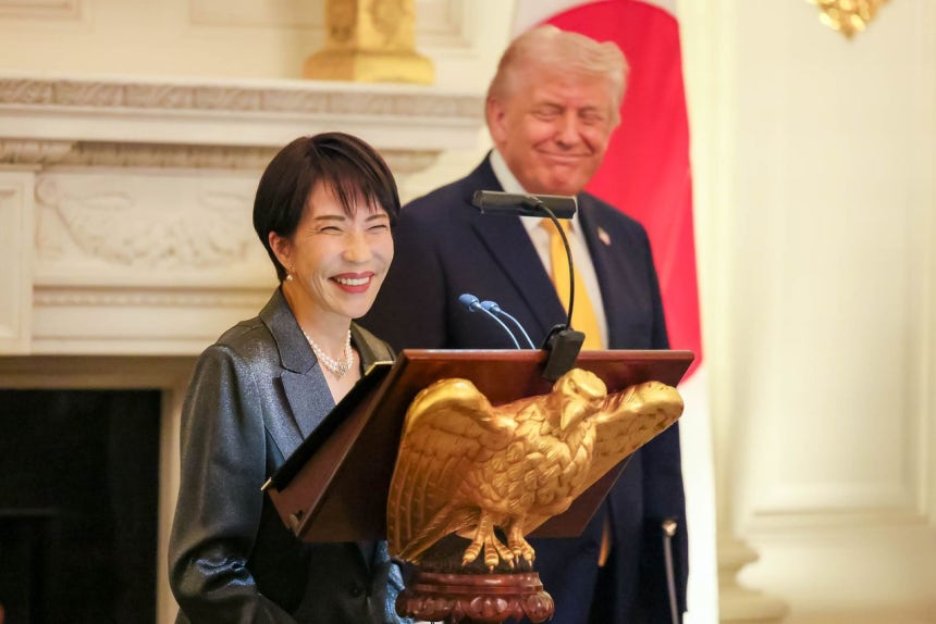 19日（現地時間）、米ホワイトハウスで開催された夕食会で高市首相が演説している。隣に立つトランプ大統領が微笑んでいる。 ［高市早苗首相のX キャプチャー］