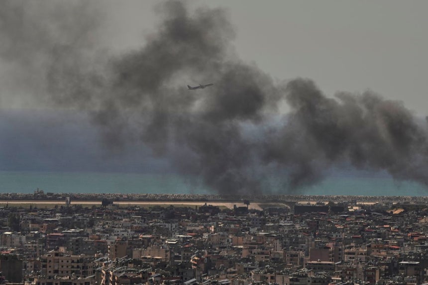 17日、レバノン・ベイルート近郊がイスラエルの空爆を受け、黒い煙が立ち上っている。AP＝聯合ニュース