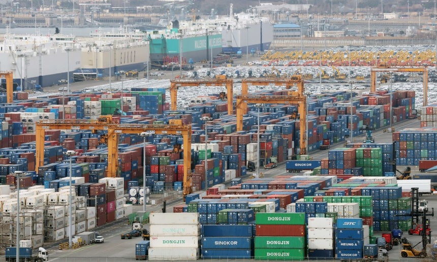 23日、韓国関税庁によると、今月1〜20日の輸出額は533億ドル（約8兆5000億円）で前年同期比50．4％増加した。先月23日、京畿道平沢市浦升邑（キョンギド・ピョンテクシ・ポソンウプ）の平沢港に輸出用コンテナが積み上げられている。ニュース1