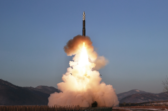 北朝鮮が2023年12月18日の「発射訓練」で発射した固体燃料基盤の新型大陸間弾道ミサイル（ICBM）「火星18型」 ［写真 労働新聞］