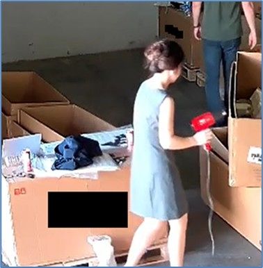 エヌビディアのチップを搭載したスーパーマイクロのサーバーを中国に違法に搬出しようとするブローカーが防犯カメラにとらえられた。半導体のシリアルナンバーを消すために使ったヘアドライヤーが見える。［写真 米司法省］