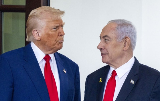 ドナルド・トランプ米大統領（左）とイスラエルのベンヤミン・ネタニヤフ首相。［EPA＝聯合ニュース］