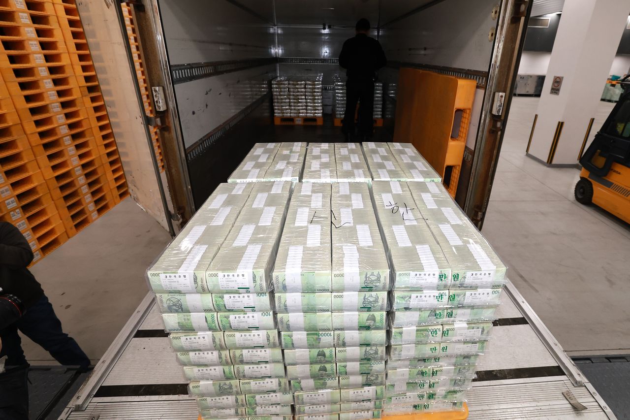 先月11日、ソウルの韓国銀行本店で職員が都市銀行に供給される旧正月資金放出作業をしている。［写真 共同取材団］