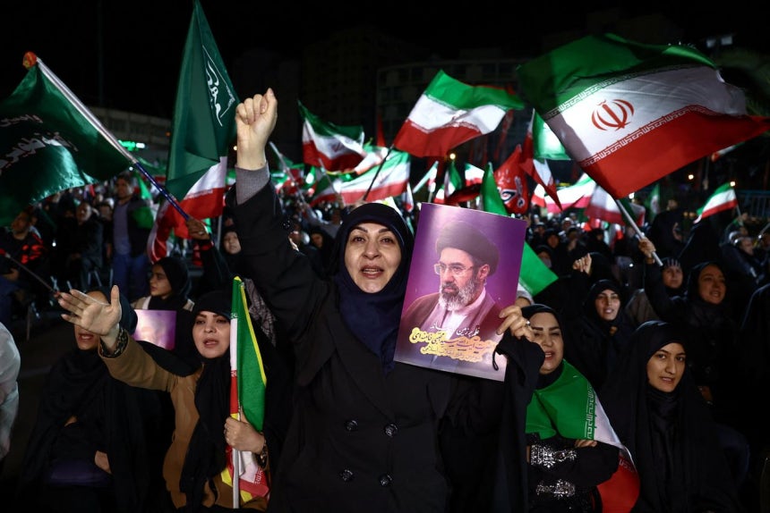 米国・イスラエルとイランの衝突が続く中、22日（現地時間）、イランのテヘランで反米・反イスラエル集会に市民が参加している。［ロイター＝聯合ニュース］