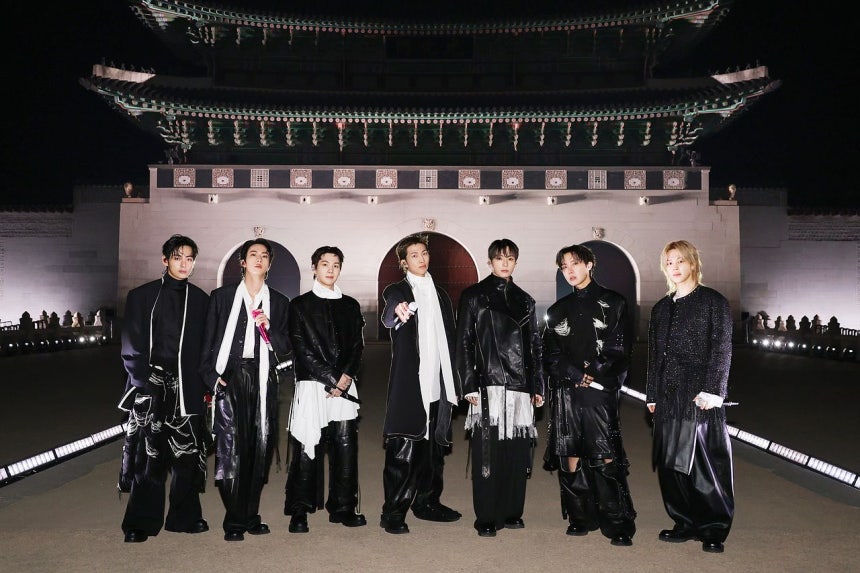  BTSが21日にソウルの光化門広場でカムバックライブ公演をしている。［写真 ビッグヒットミュージック、ネットフリックス］