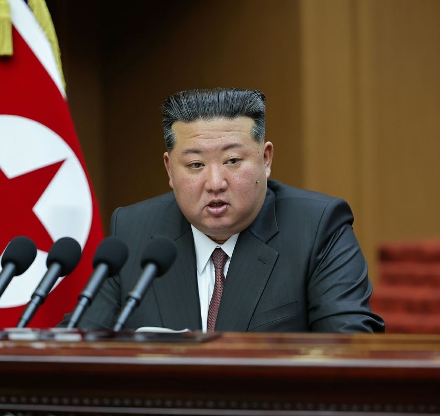 金正恩（キム・ジョンウン）北朝鮮国務委員長が23日、最高人民会議第15期第1回会議2日目の施政演説を行っている様子。［労働新聞、ニュース1］
