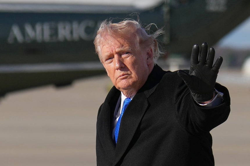 トランプ米大統領が23日、メリーランド州のアンドルーズ基地に到着して取材陣に手を振っている。［写真 AP＝聯合ニュース］