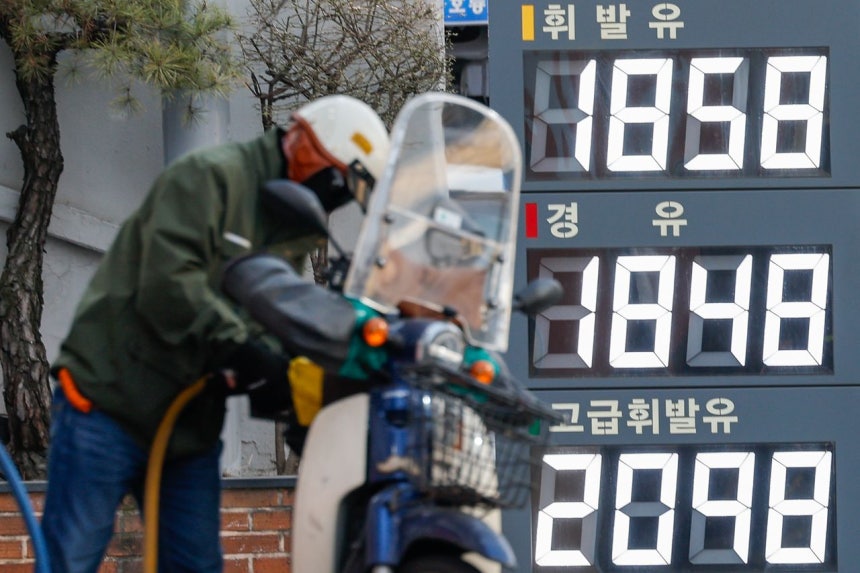 生産者物価が6カ月連続上がったことが明らかになった24日、ソウル市内のガソリンスタンドに原油価格が表示されている。［写真 ニュース1］