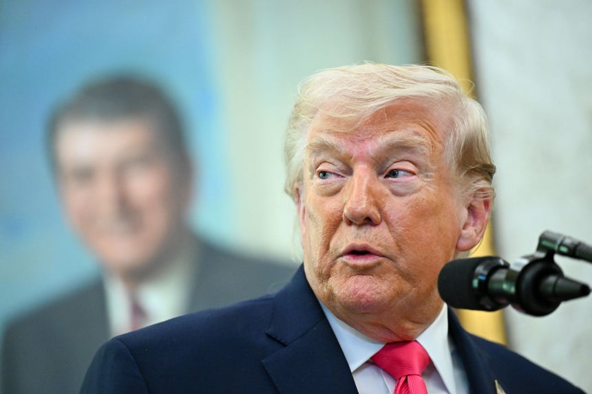 24日（現地時間）、米ホワイトハウスのオーバルオフィスで演説するトランプ大統領 ［EPA＝聯合ニュース］