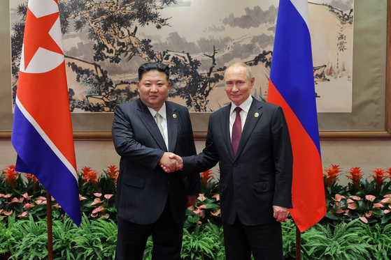 北朝鮮の金正恩（キム・ジョンウン）国務委員長（左）とロシアのウラジーミル・プーチン大統領。朝鮮中央通信、聯合ニュース