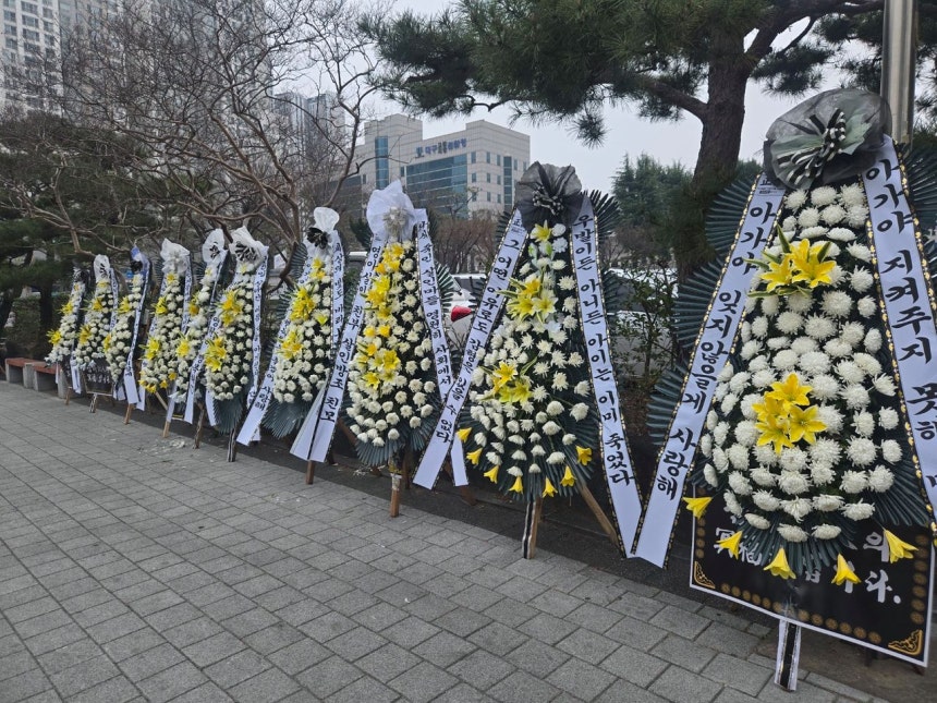 25日午前、大邱市寿城区（テグシ・スソング）の大邱地裁正門前には、児童虐待殺害の容疑で起訴された30代の実父に対する厳罰を求める内容の花輪約10基が置かれた。［写真　読者提供］