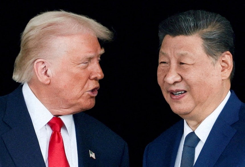 米国のドナルド・トランプ大統領（左）と中国の習近平国家主席が昨年10月30日、釜山（プサン）で開催されたアジア太平洋経済協力（APEC）首脳会談（サミット）を機に、金海（キムへ）国際空港で個別会談を終えた後、退場しながら会話を交わしている。ロイター＝聯合ニュース