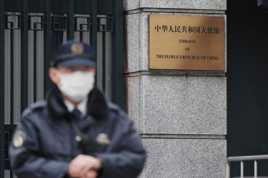 25日、警察官が東京の在日中国大使館前を警備している。AFP＝聯合ニュース