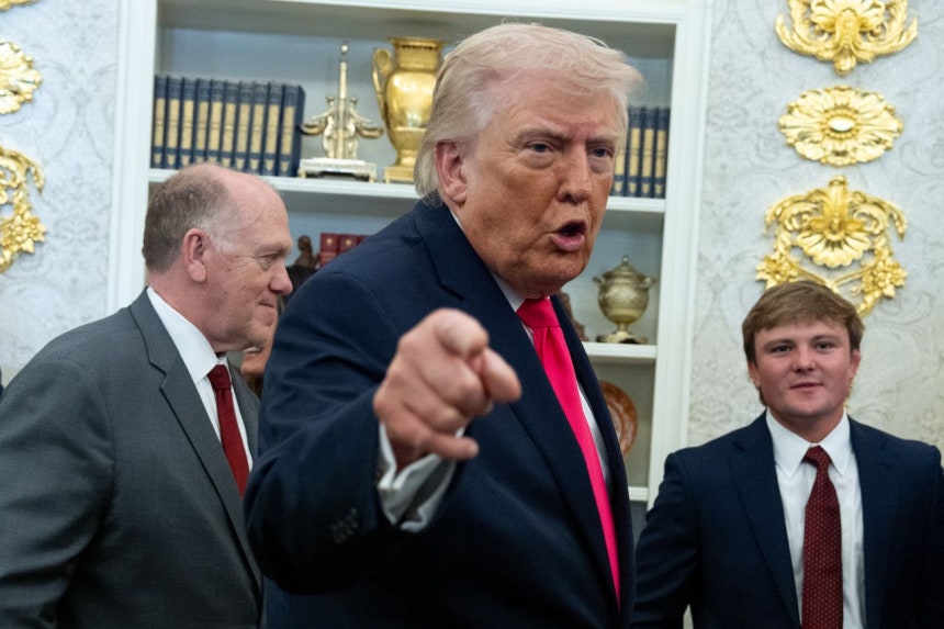 ドナルド・トランプ米大統領（中央）が24日（現地時間）、ワシントンDCのホワイトハウスで開かれたマークウェイン・マリン新任国土安全保障長官の就任宣誓式の途中、取材陣と会話している。［AP＝聯合ニュース］
