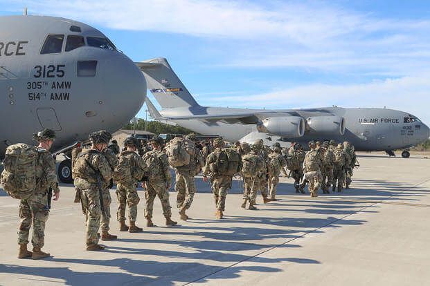 2020年1月1日（現地時間）、米ノースカロライナ州ポープ陸軍飛行場で第82空挺師団第1戦闘旅団所属の兵士らが派兵のため移動している。［写真　米陸軍］