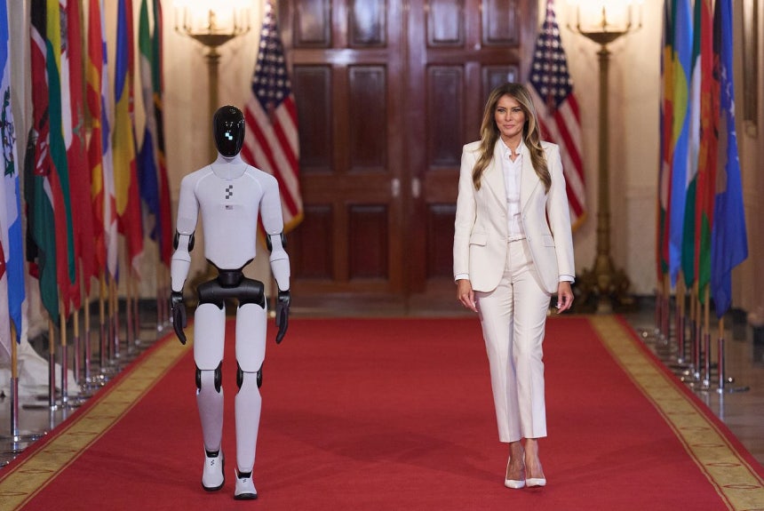 メラニア夫人がロボットとともに各国首脳夫人らとともに「未来をともに育む」プロジェクトのグローバル会議に参加するため到着している。［写真 AP＝聯合ニュース］