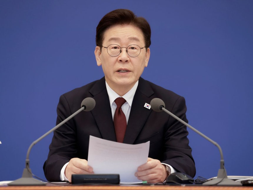 韓国の李在明（イ・ジェミョン）大統領が26日、青瓦台（チョンワデ）で開かれた非常経済点検会議で発言している。［聯合ニュース］