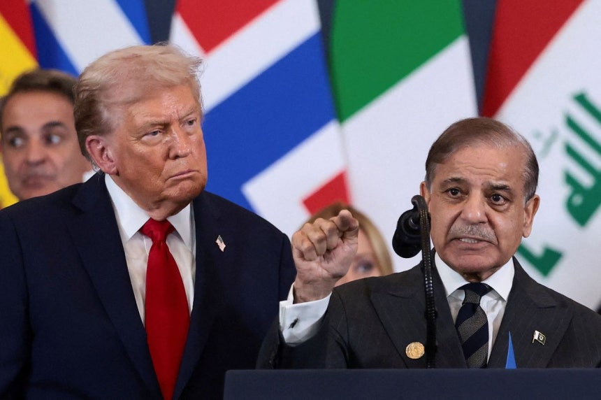 トランプ米大統領（左）とパキスタンのシャリフ首相が昨年10月13日にガザ戦争終息に向けた会議後に署名式に参加した姿。［写真 ロイター＝聯合ニュース］