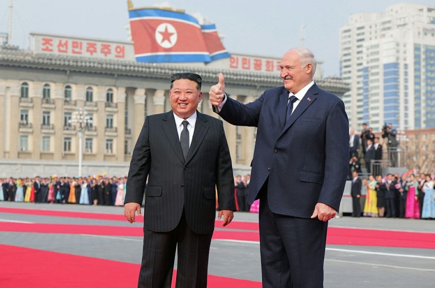 北朝鮮の金正恩国務委員長が25日に平壌の金日成広場で北朝鮮を公式訪問したベラルーシのルカシェンコ大統領を出迎えた。［写真 労働新聞＝ニュース1］
