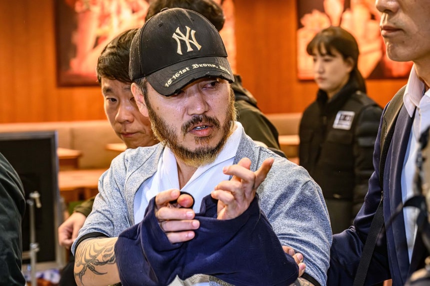 フィリピンで現地在住韓国人3人を殺害し、その後収監されたものの脱獄や韓国国内での麻薬流通などを繰り返し、「麻薬王」と呼ばれたパク・ワンヨルが25日、仁川（インチョン）国際空港を通じて韓国に送還されている。聯合ニュース