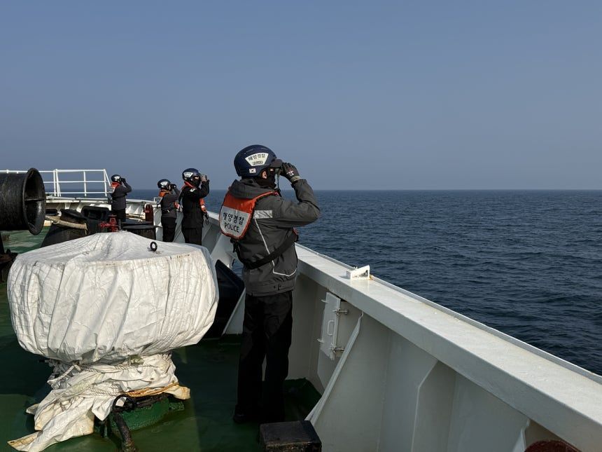 27日午前、慶尚北道鬱陵郡の独島（ドクト、日本名・竹島）近隣の海上で操業中だった漁船から船員が海に転落し、韓日両国が捜索している。 ［写真 東海海警］