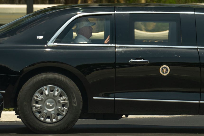 トランプ米大統領がイランとの戦争が進む中、28日にフロリダ州ウェストパームビーチでゴルフを終えた後専用車に乗って移動している。［写真 AP＝聯合ニュース］