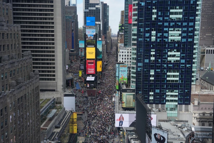 28日、米国ニューヨークのタイムズスクエアで、数千人のデモ隊がトランプ大統領を強く非難する「ノー・キングス（No Kings）」デモを行っている。［AP＝聯合ニュース］