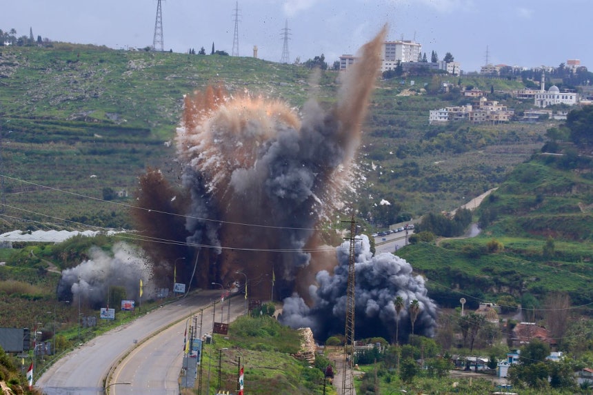 22日（現地時間）、レバノン南部カスミエのリタニ川に架かる橋がイスラエル空軍の空襲を受けて爆発している。イスラエルは、ヒズボラがこの橋を武器補給路などに利用していたと主張した。新華通信＝聯合ニュース