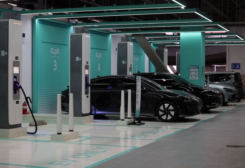 ソウル市内のある駐車場の電気自動車充電区域。［聯合ニュース］