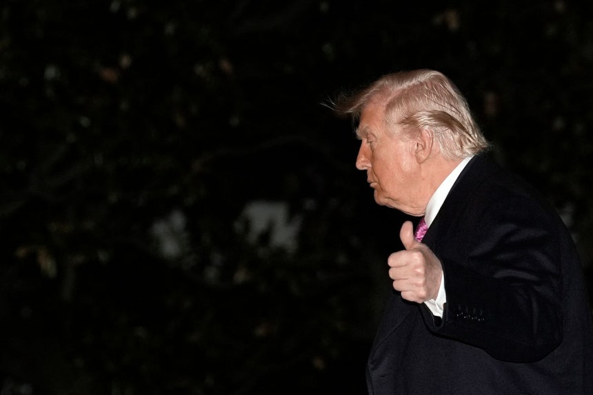29日（現地時間）、ドナルド・トランプ米大統領がフロリダ州マールアラーゴで週末を過ごした後、ホワイトハウスに戻っている。［EPA＝聯合ニュース］