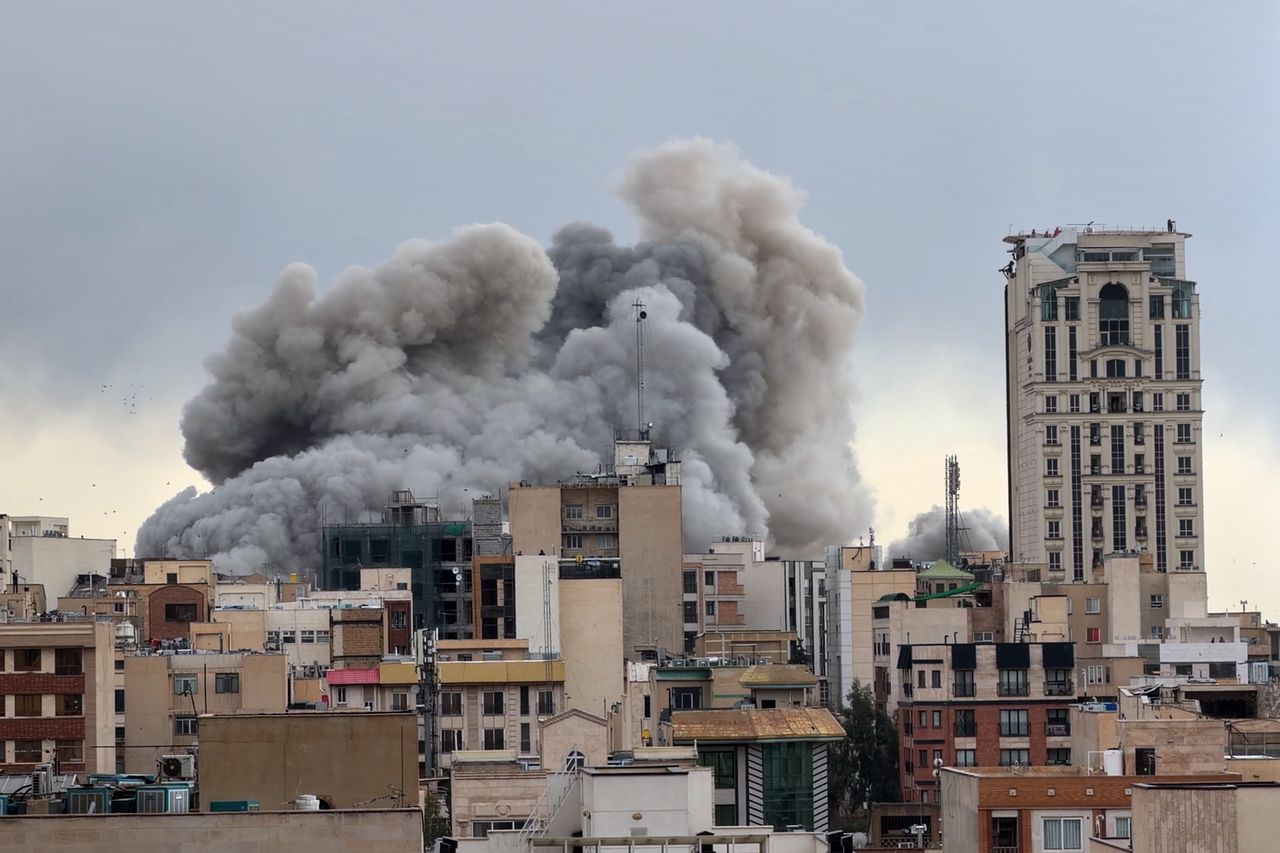今月2日（現地時間）、イラン・テヘランで発生した空爆後、黒煙が立ち上っている。［AP＝聯合ニュース］