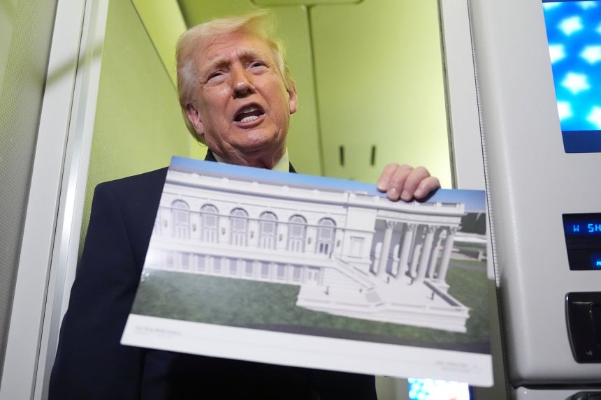 ドナルド・トランプ米大統領が29日（現地時間）、フロリダ州マールアラーゴで週末を過ごした後、ホワイトハウスに戻る専用機内で、ホワイトハウス東棟に建設中の宴会場の設計図を手にしている。トランプ大統領はイランとの戦争が続いていた先週末、2日とも別途の公式日程はなくゴルフを楽しんだ。［AP＝聯合ニュース］