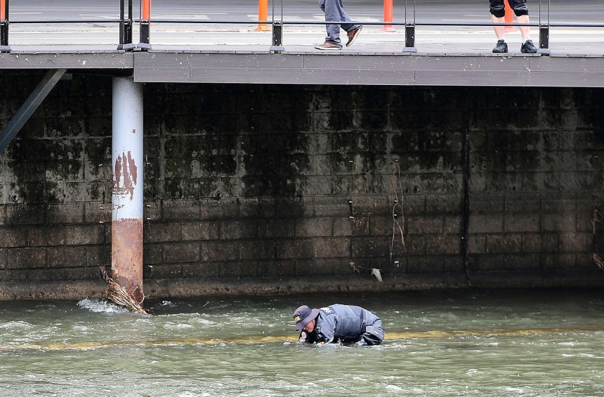 31日、大邱市北区七星洞（テグシ・プクグ・チルソンドン）の潜水橋（チャムスギョ）付近の新川で、警察が遺体の入ったキャリーケースを捜索している。［ニュース1］