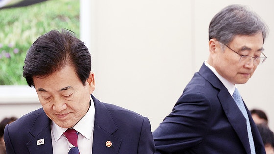 趙顕（チョ・ヒョン）外交部長官（右）と鄭東泳（チョン・ドンヨン）統一部長官 ［聯合ニュース］