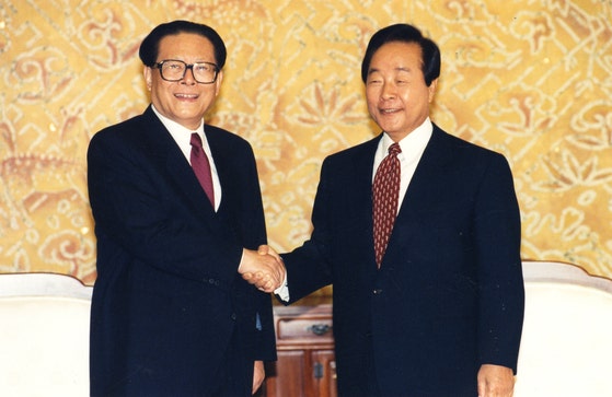 95年11月14日、当時の金泳三（キム・ヨンサム）大統領と中国の江沢民主席が青瓦台（チョンワデ、大統領府）で首脳会談前に握手している。 中央フォト