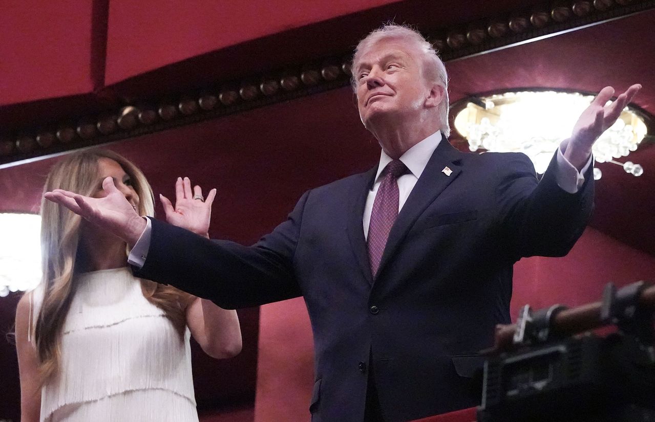 ドナルド・トランプ米大統領が先月31日（現地時間）、自ら「トランプ・センター」に改名したワシントンのケネディ・センターで開かれたミュージカル『シカゴ』の開幕公演に、メラニア夫人とともに出席し、観客にあいさつしている。トランプ大統領はミュージカル鑑賞の直前、イランから2～3週間以内に撤収する意向を自ら明らかにした。［AFP＝聯合ニュース］