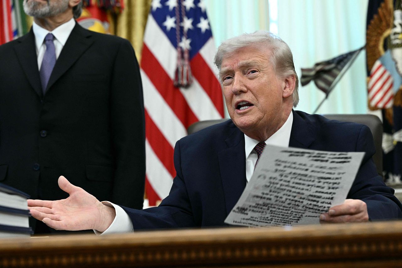 先月31日（現地時間）、ドナルド・トランプ米大統領がワシントンDCのホワイトハウス執務室で大統領令に署名した後、発言している。［AFP＝聯合ニュース］