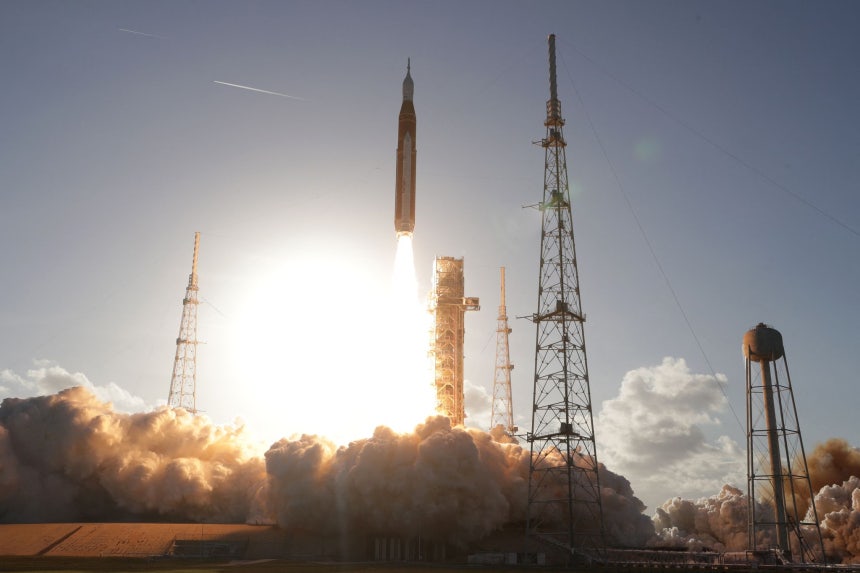1日（現地時間）、米フロリダ州ケープカナベラルのケネディ宇宙センターで、月周回飛行任務を遂行するアルテミス2号が打ち上げられている。［ロイター＝聯合ニュース］