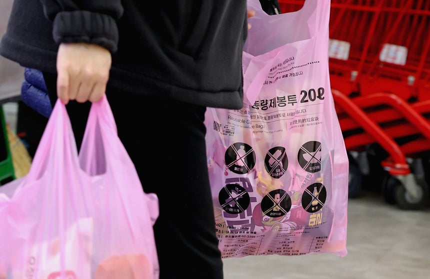 3月30日、ソウル市内の大型スーパーで市民が従量制ごみ袋（指定ごみ袋）に品物を入れている。ニュース1