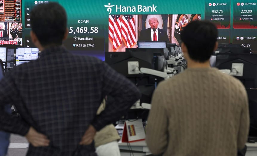 2日午前、ソウル中区（チュング）のハナ銀行ディーリングルームで、職員たちがドナルド・トランプ米国大統領のイラン関連の国民向け演説の生中継を視聴している。ニュース1