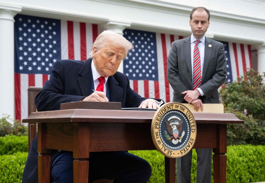 昨年4月2日、ドナルド・トランプ米国大統領がホワイトハウスで全世界に対する相互関税を適用する内容の行政命令に署名している。AFP＝聯合ニュース