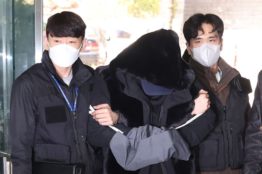 韓国に観光に来ていた日本人母娘をはねて母親を死亡させた30代の男（当時飲酒運転で逮捕）が昨年11月5日、令状実質審査を受けるためソウル中央地方法院（地裁）に出頭している。チャン・ジニョン記者