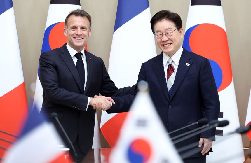 李在明（イ・ジェミョン）大統領とマクロン仏大統領が3日、青瓦台（チョンワデ、大統領府）で開かれた韓仏拡大首脳会談で記念撮影をしている。［ニュース1］