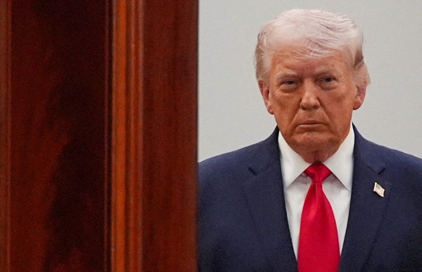 ドナルド・トランプ米大統領が1日（現地時間）、ワシントンDCのホワイトハウスで対イラン戦争に関する国民向け演説を行うため演台に向かっている。［ロイター＝聯合ニュース］